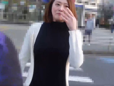 電車内で襲われてしまう美巨乳な柔肌OL