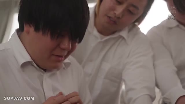 黒髪の美乳女子大生が制服姿で教室で濃厚キスとフェラで男を悶絶させSEX！