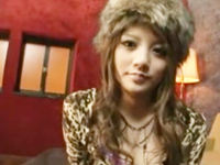 55260 - ヒョウ柄下着の美人ギャルがM男チンポを手コキ抜き！