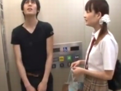 エレベーターに挟まってしまった美少女JK→すかさずチンポ挿入で強制中出し
