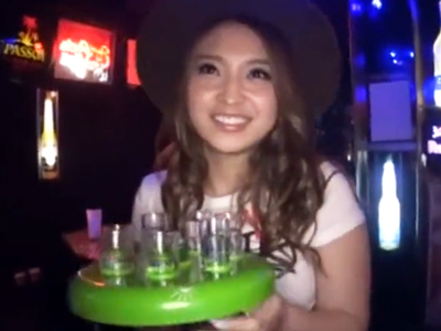 60689 - 制服が淫猥過ぎるバーの看板娘とその場で露出中出しパコ