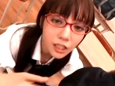 眼鏡をかけたコスプレ娘に放課後の教室でフェラ抜きしてもらって眼鏡顔射