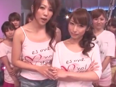 63364 - 一本のチンポを奪い合うようにして奉仕する淫乱娘たちに遠慮なく本気ハメ