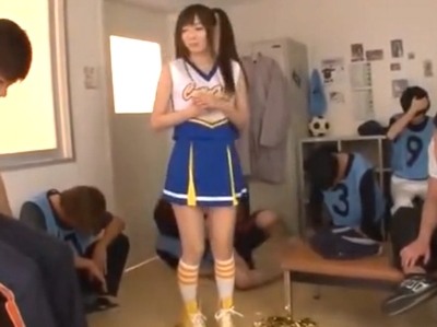 美少女チア麻倉憂ちゃんがサッカー部員の元気を出させるために中出し乱交